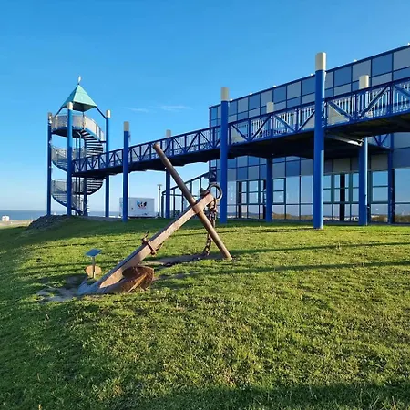 Erik S Strandhaus *